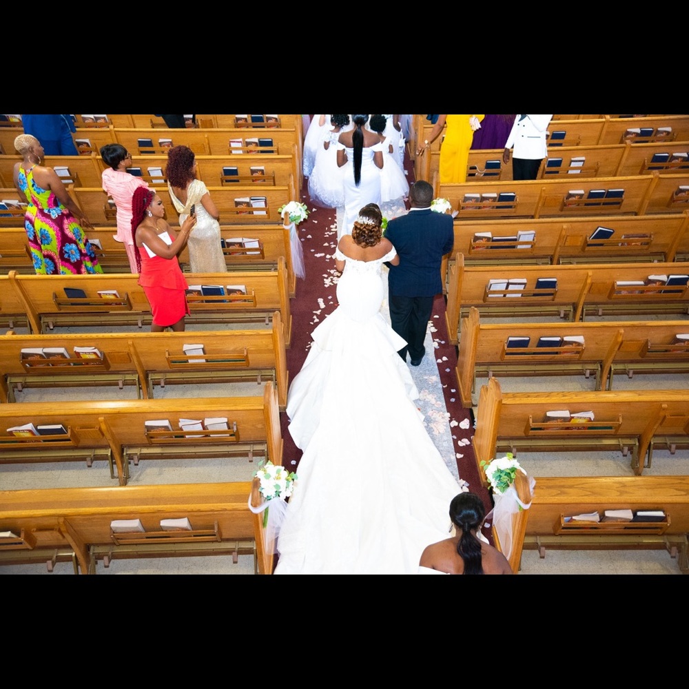 High luxurious customized handed custom  wedding gown.Eye catching .